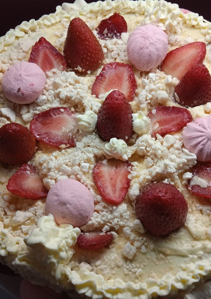 Una foto de TORTA DE CREMA 🎂 CON 🍓🎂🍓FRUTILLAS 🍓🎂🍓🎂🍓🍓🍓🍓🍓