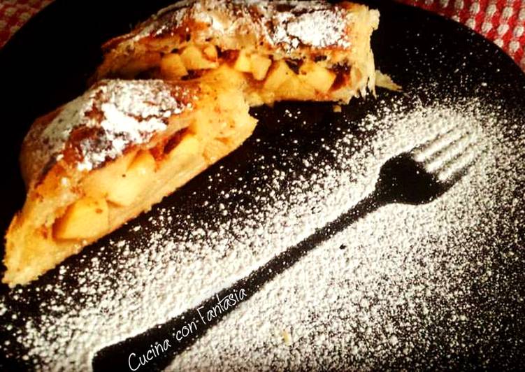 Strudel con mele amaretti e uvetta