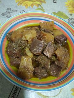 Una foto de Guiso de carne y patatas en olla rapida
