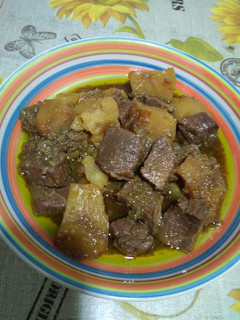 Una foto de Guiso de carne y patatas en olla rapida