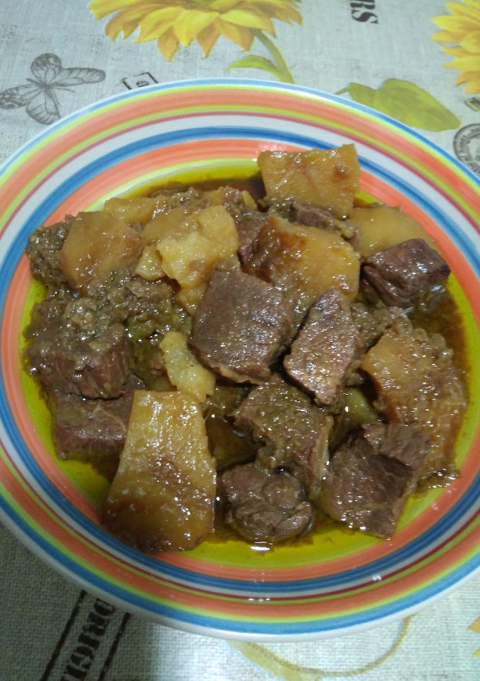 Una foto de Guiso de carne y patatas en olla rapida