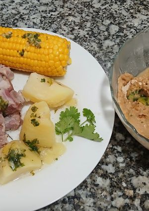 Una foto de Mis mejores costillas con papas y piñas de maiz con su mojo y gofio!!