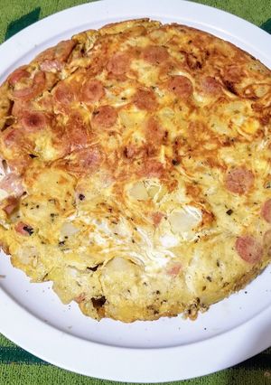 Una foto de Tortilla de papa reciclada y salchichas