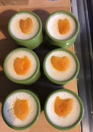 Une photo de Crèmes aux œufs vanille et abricots secs