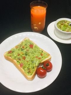 Una foto de Pan de Molde Untado con Guacamole!