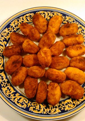 Una foto de Croquetas de pollo y huevo duro