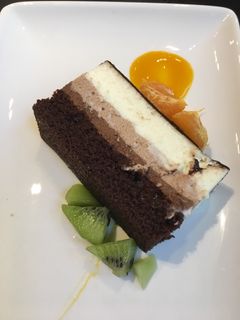 Una foto de Tarta 🍰 tres chocolates 😋