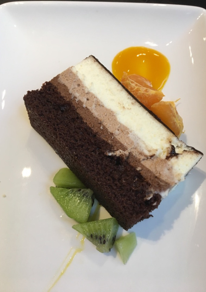 Una foto de Tarta 🍰 tres chocolates 😋