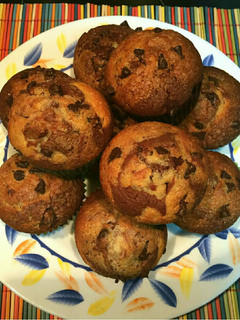 Una foto de Muffins marmolados de chocolate blanco y negro