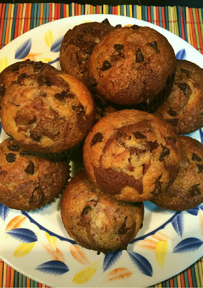 Una foto de Muffins marmolados de chocolate blanco y negro