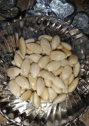 A picture of Blanched Almonds.