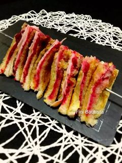 Una foto de Sándwich de queso y chutney de remolacha