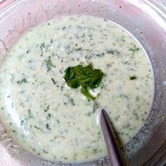 A picture of Haray dhania ki chutney/ green chutney.