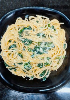 Una foto de Fideos con salsa de espinaca 🌱