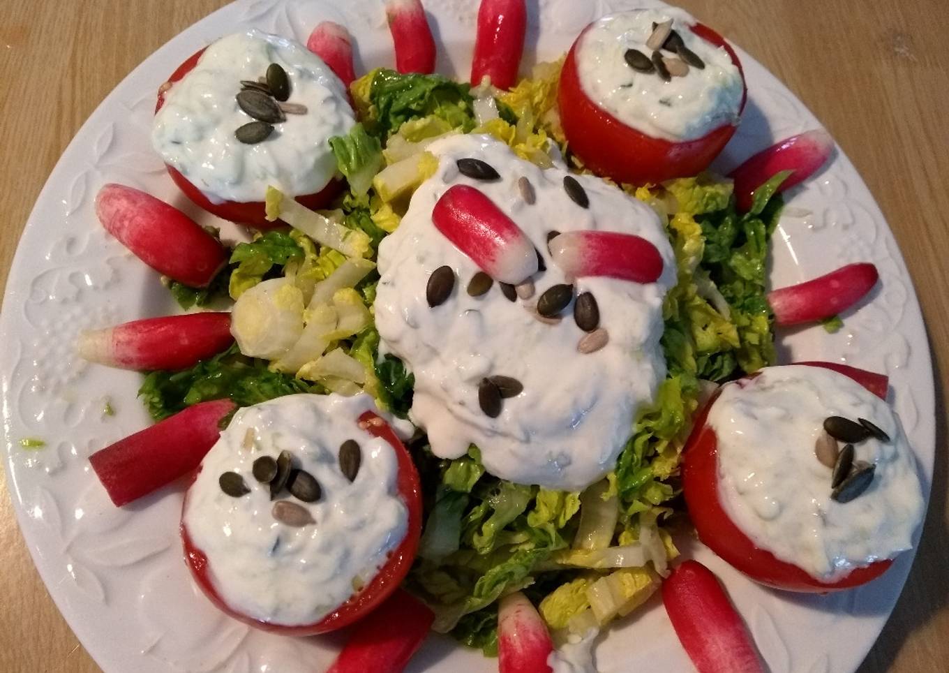 Ensalada de cogollos y tomates con salsa Tzatziki