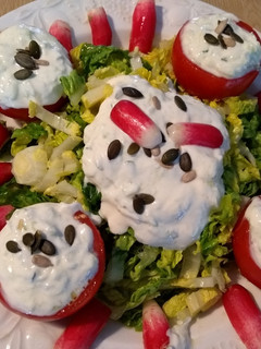 Una foto de Ensalada de cogollos y tomates con salsa Tzatziki