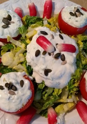 Foto principal de Ensalada de cogollos y tomates con salsa Tzatziki