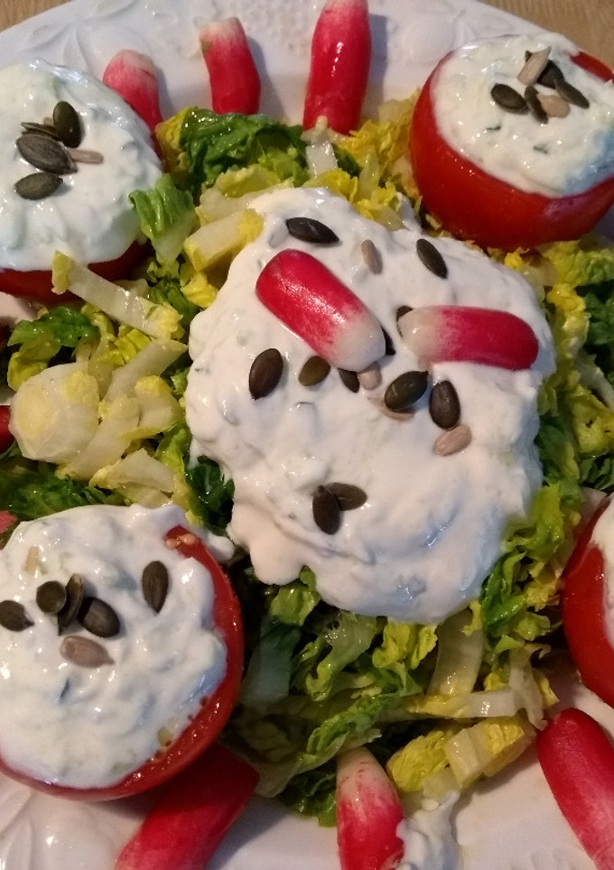 Una foto de Ensalada de cogollos y tomates con salsa Tzatziki