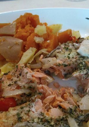 Una foto de Salmón rosado con verduras fácil