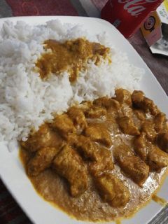 Una foto de ¡Pollo al curry con leche de coco y arroz basmati! 🍛