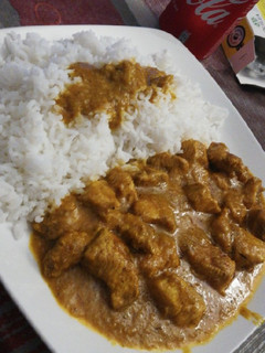 Una foto de ¡Pollo al curry con leche de coco y arroz basmati! 🍛