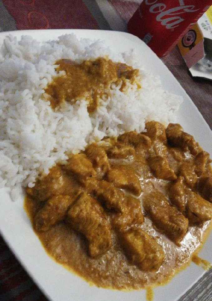 Una foto de ¡Pollo al curry con leche de coco y arroz basmati! 🍛