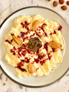 Una foto de 🇮🇹 RISOTTO “ACQUERELLO” con reducción de oporto y praliné de avellanas (Italia)