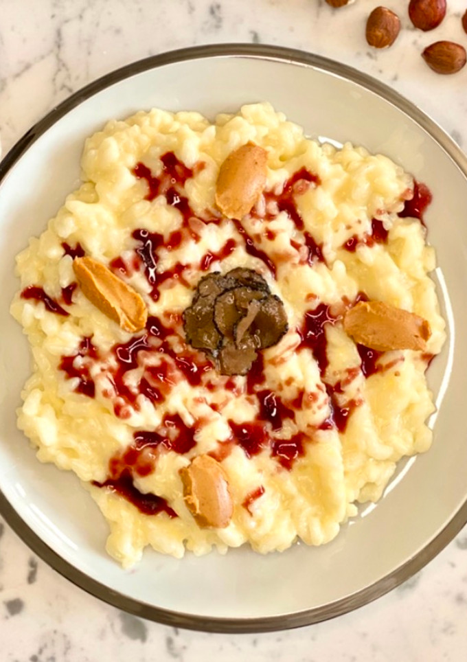 Una foto de 🇮🇹 RISOTTO “ACQUERELLO” con reducción de oporto y praliné de avellanas (Italia)