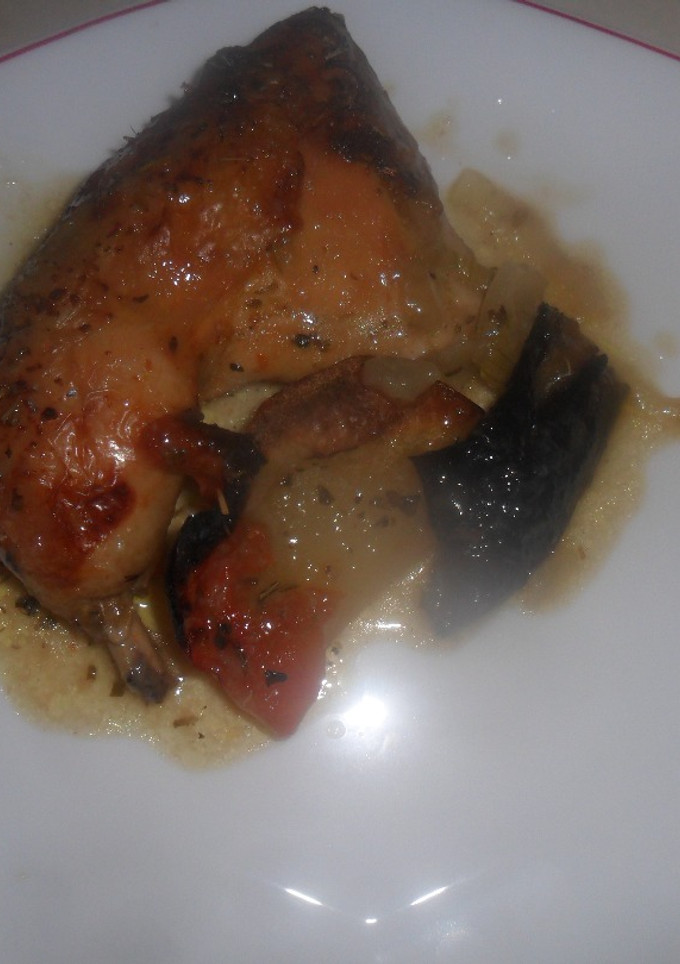 Una foto de Pollo asado con pimientos y tomates