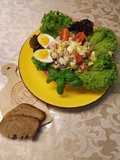 Salat mit Thunfisch und Basilikumdressing