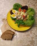 Salat mit Thunfisch und Basilikumdressing