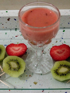 Una foto de Smoothie de fresas y kiwis