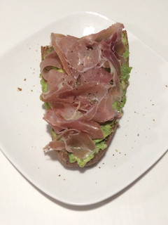 Una foto de Tosta de aguacate con jamón