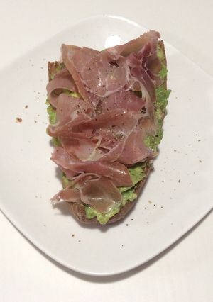Una foto de Tosta de aguacate con jamón