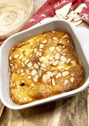 Une photo de Clafoutis aux pêches plates caramélisées et amandes