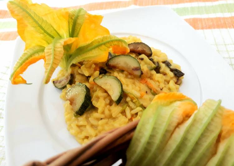 Recipe of Super Quick Homemade Risotto con curcuma, zucchina e i suoi fiori