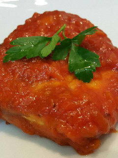 Una foto de Atún fresco con tomate