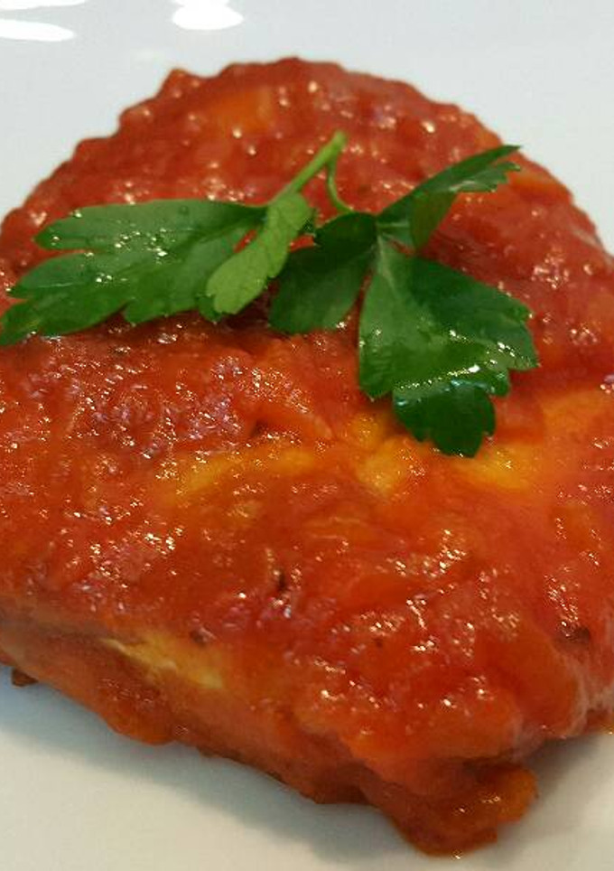 Una foto de Atún fresco con tomate