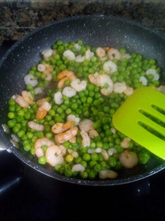 Una foto de Guisantes con gambas