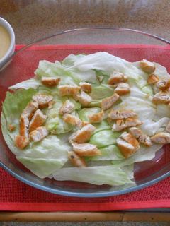 Una foto de Ensalada de pollo con cacahuetes
