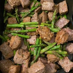 A picture of Spicy steak bites with asparagus.