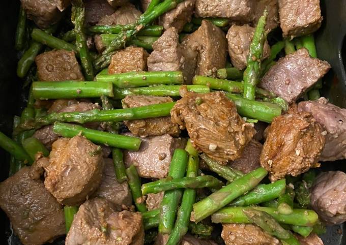 Spicy steak bites with asparagus