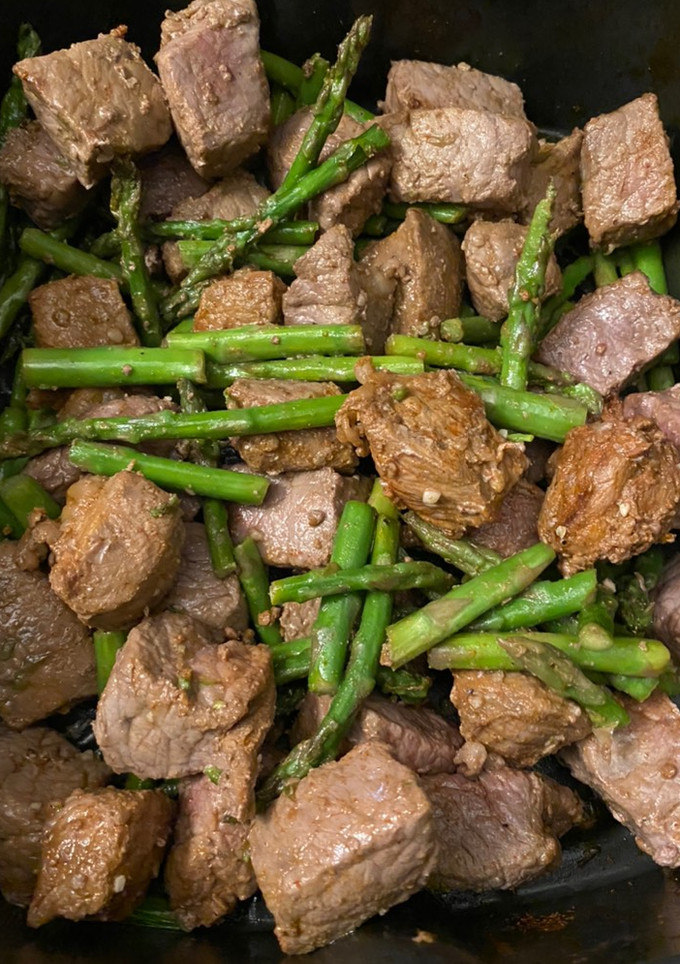 A picture of Spicy steak bites with asparagus.
