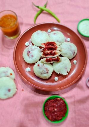 રવા ઈડલી સ્ટફ્ડ વિથ મિક્સ વેજીસ (Rava Idli Stuffed With Mix Veggies Recipe In Gujarati) રેસીપી મુખ્ય ફોટો
