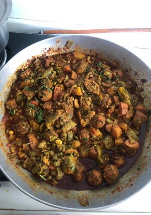 ઊંધિયું (Undhiyu Recipe In Gujarati) રેસીપી મુખ્ય ફોટો