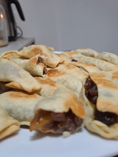 Una foto de Una delicatessen de pastelitos de manzana