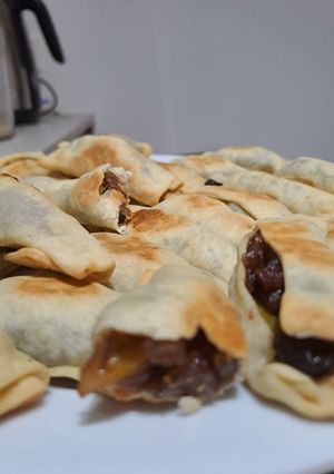 Una foto de Una delicatessen de pastelitos de manzana