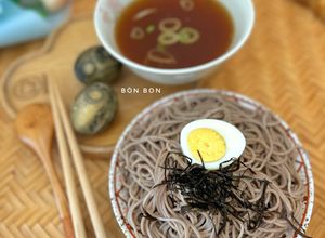 Hình của món Mì Soba Lạnh với Trứng Gà Đen Nhật.