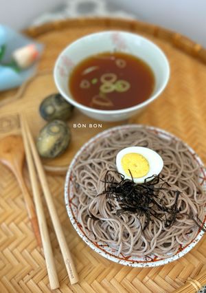 Hình của món Mì Soba Lạnh với Trứng Gà Đen Nhật.