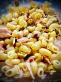 Pasta corta con bayas de goji, bonito del norte y aceitunas
